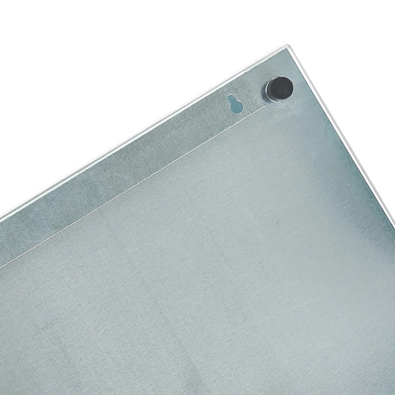 Detailansicht des anthrazitfarbenen Zeller Memoboards aus Glas mit Magnet und Aufhängung.
