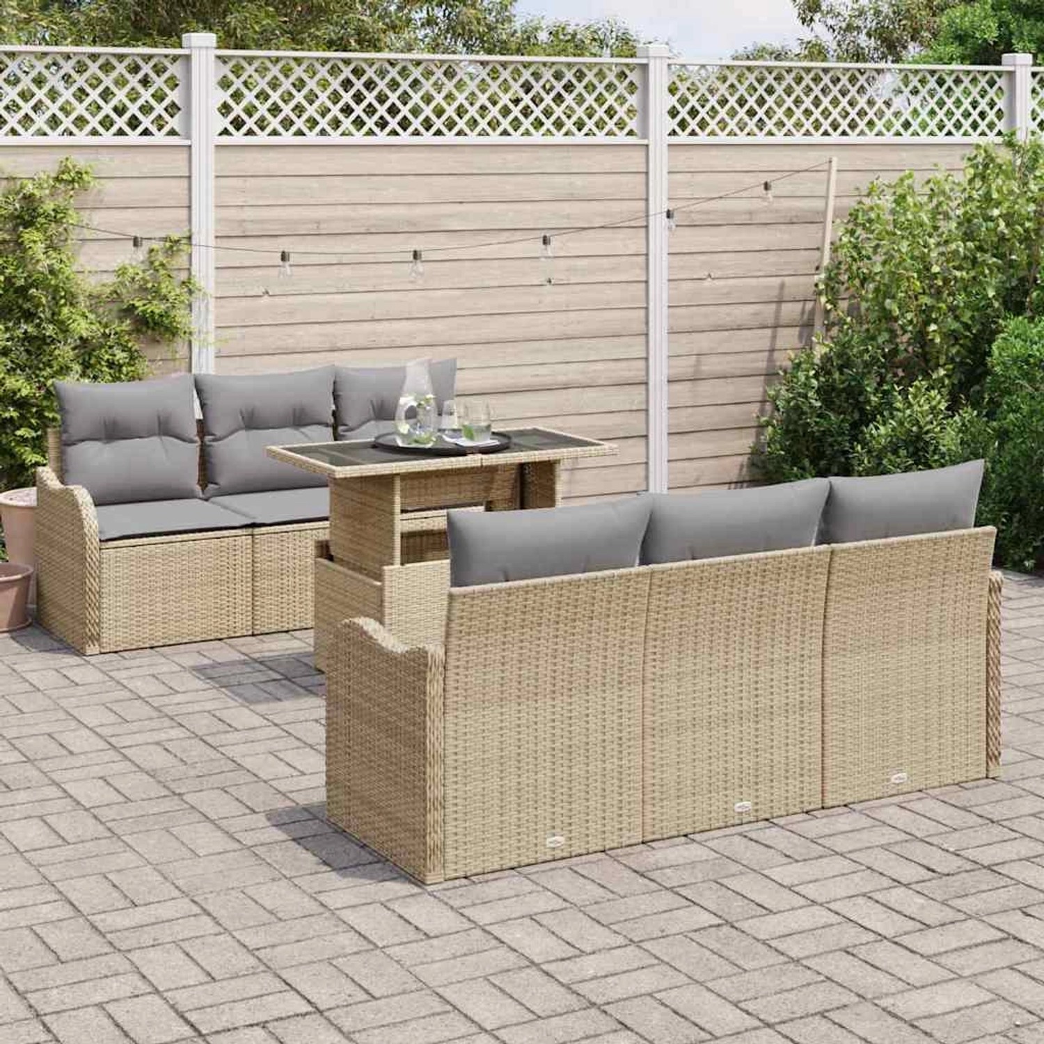 Beiges 7-teiliges vidaXL Garten-Sofa-Set aus Poly Rattan mit Tisch und grauen Kissen.