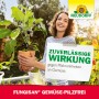 Frau hält Aubergine mit Neudorff Fungisan Gemüse-Pilzfrei, für zuverlässigen Schutz vor Pilzkrankheiten.