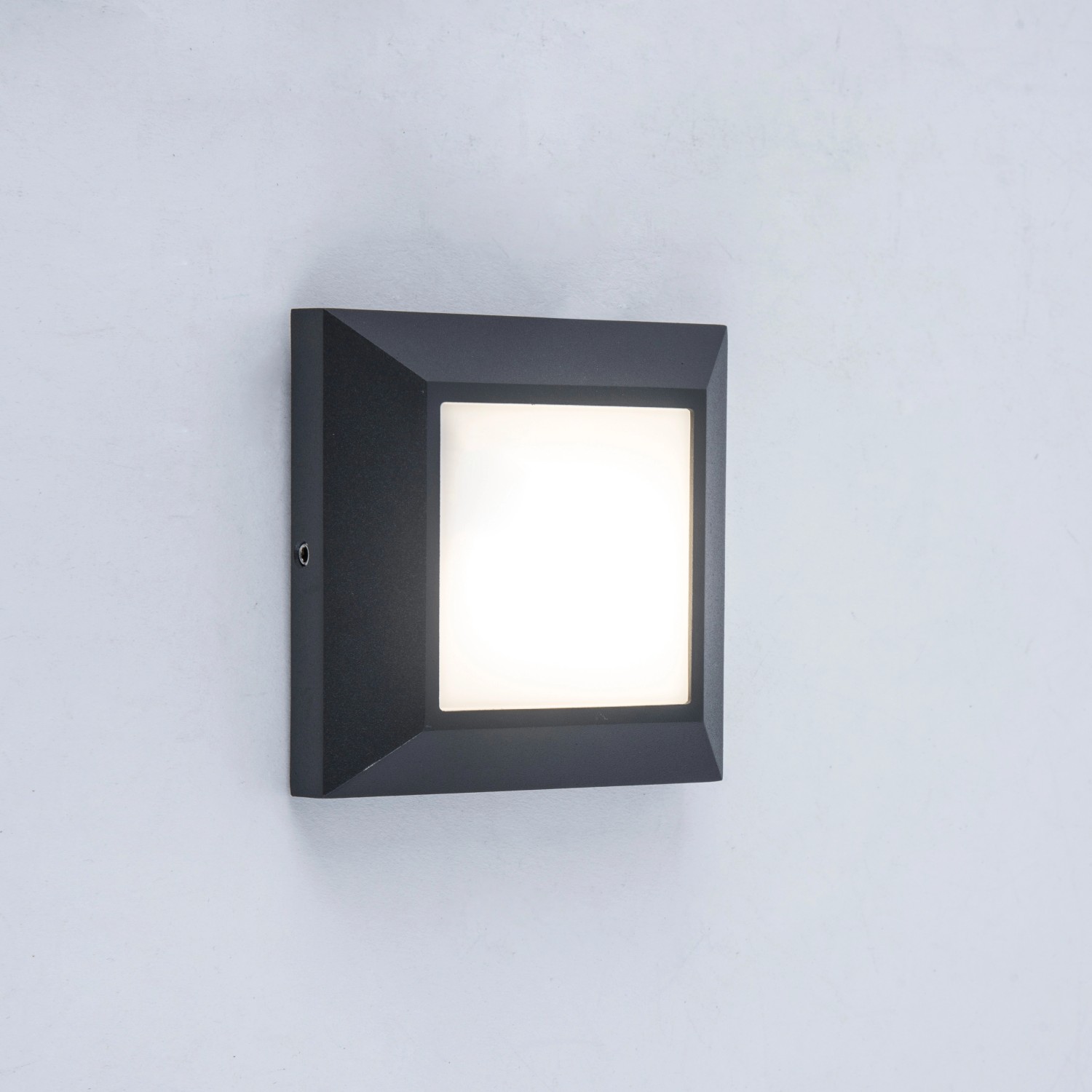 Quadratische, schwarze Lutec LED-Orientierungsleuchte Helena für den Außenbereich.