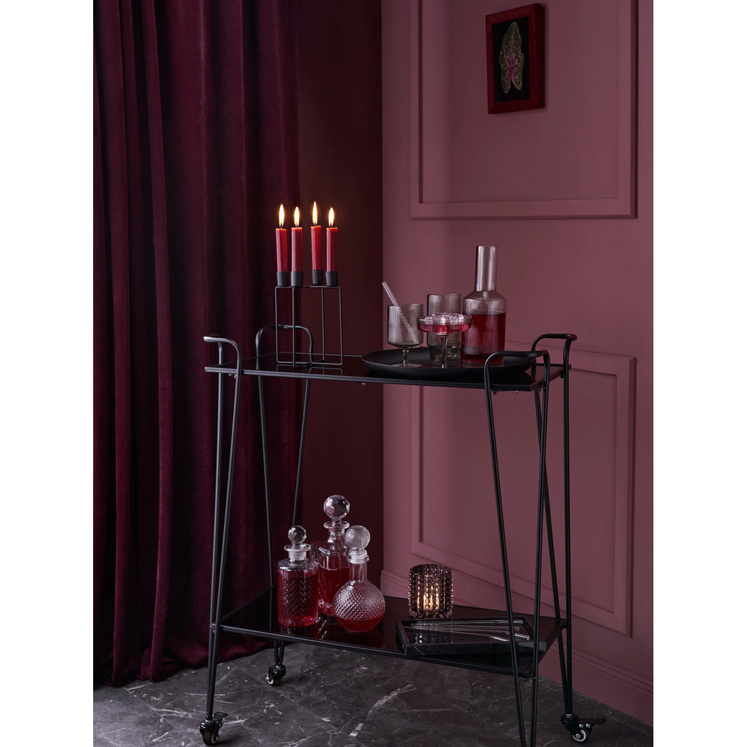 Dekorative schwarze Marmorschale Midnight Mystery auf Servierwagen mit Deko-Elementen.