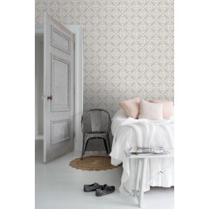 Wohnraum mit ESTAhome Vliestapete in Taupe mit Fliesenmuster. Dekorative Tapete für Wohnzimmer und Schlafzimmer.