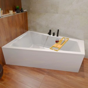 Weiße KOLMAN Eckwanne links mit Bambus Badewannenablage und Weinglas in modernem Bad. Acryl-Badewanne.