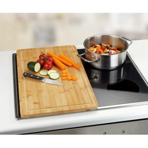 Wenko Herdabdeckplatte Bambus 3 in 1 auf Herd mit Gemüse und Topf. Schneidebrett mit Saftrille.