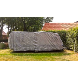 Graue Wohnwagen Abdeckhaube Größe L von Garden Pleasure schützt vor Wettereinflüssen und Schmutz.