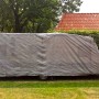 Graue Wohnwagen Abdeckhaube Größe L von Garden Pleasure schützt vor Wettereinflüssen und Schmutz.