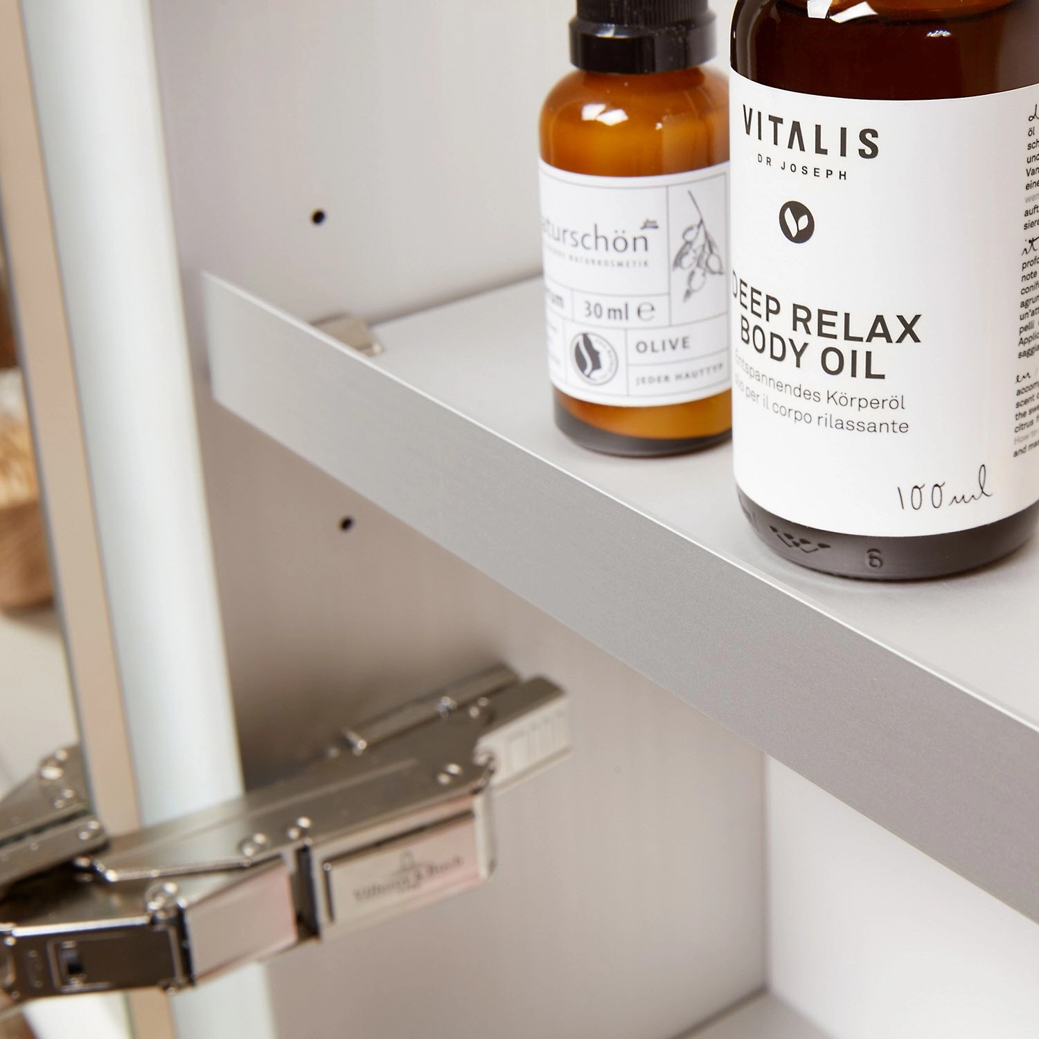 Detailaufnahme: Villeroy & Boch Spiegelschrank My View Now, Innenraum mit Ablage und Pflegeprodukten.