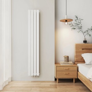 Weißer, vertikaler Emke Heizkörper (180x30cm) im modernen Bad.