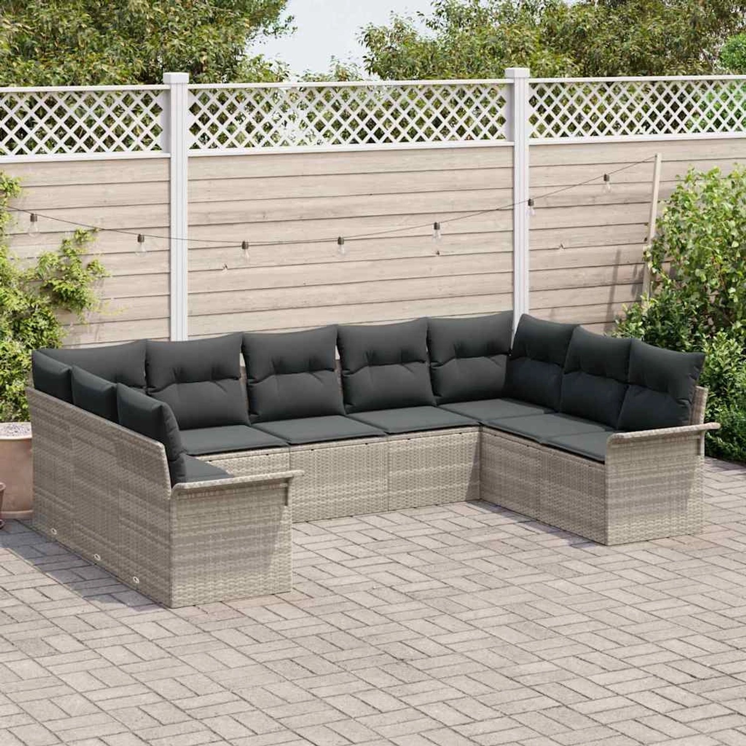 Hellgraues 9-teiliges Garten-Sofa-Set aus Poly Rattan mit grauen Kissen.