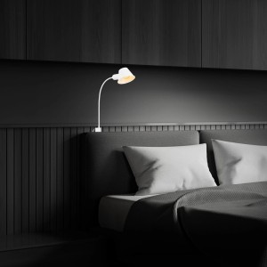 Weiße, schwenkbare Briloner Bettleuchte mit Schalter am Bett montiert.