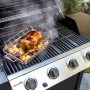 Char-Broil Grill+ Rippen- und Bratenhalter mit Braten und Kartoffeln auf einem Grill.