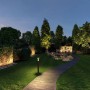 Paulmann Plug&Shine Starter-Set mit 3 LED-Erdspießen im Garten, warmweißes Licht.