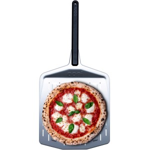 Ooni Pizzaschieber 12 Zoll mit Pizza. Grillutensil mit Löchern für knusprigen Boden.