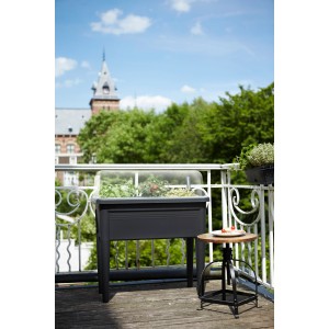 Schwarzer Elho Anzucht Tisch XXL mit Haube auf Balkon, ideal für Kräuter und Gemüse.