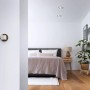 Bosch Smart Home Licht-/Rollladensteuerung Modul, sichtbar bei der Unterputz-Installation hinter einem Schalter im Schlafzimmer.