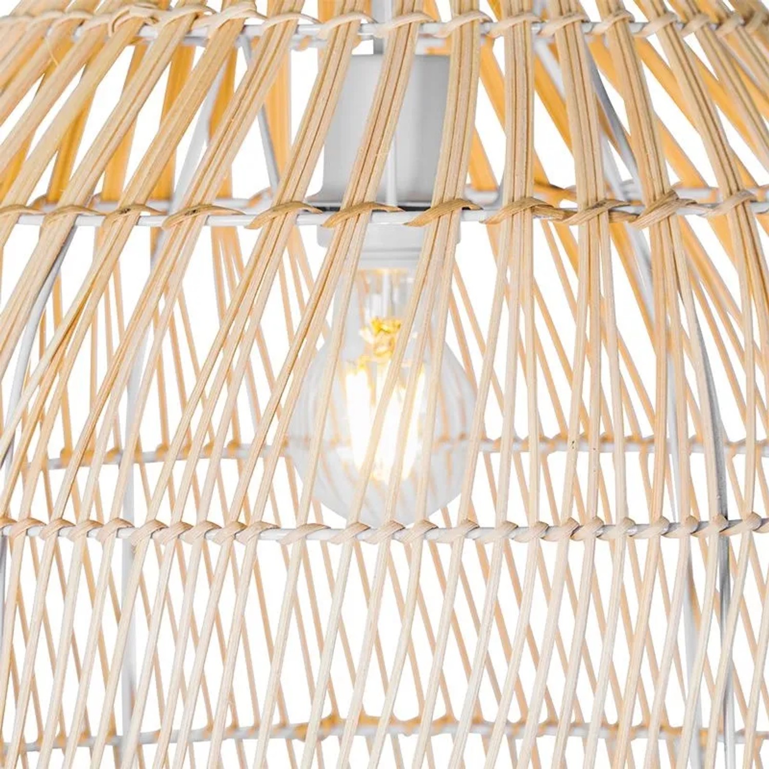 Detailansicht der weißen QAZQA Land Stehlampe Sam mit Rattan-Schirm.