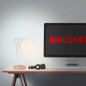 Brilo Tischleuchte Prep, weiß/holzfarben, auf Schreibtisch mit PC. Schreibtischlampe für angenehmes Licht.