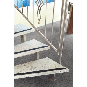 Treppe mit schwarzem Anti-Rutschband für mehr Sicherheit. Teppichgleitschutz.