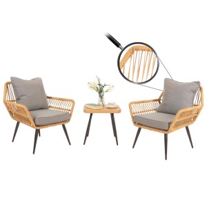 Proregal Poly-Rattan Gartengarnitur: zwei Sessel mit dunkelgrauen Kissen und Beistelltisch. Helle Rattan-Optik.