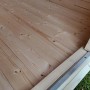 Detailaufnahme: Holzboden und Türrahmen des weka Gartenhaus 122, naturbelassen.