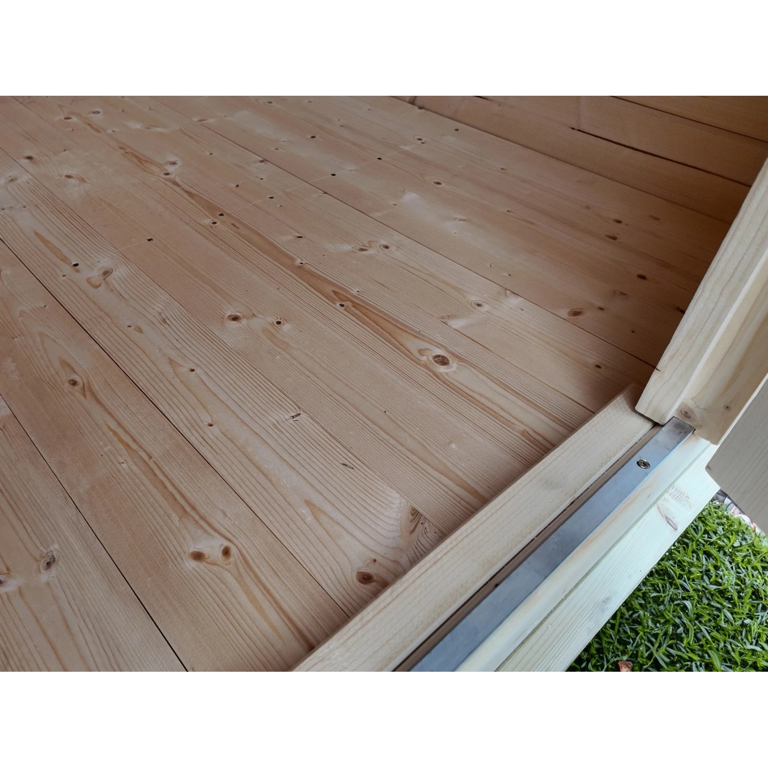 Detailaufnahme: Holzboden und Türrahmen des weka Gartenhaus 122, naturbelassen.