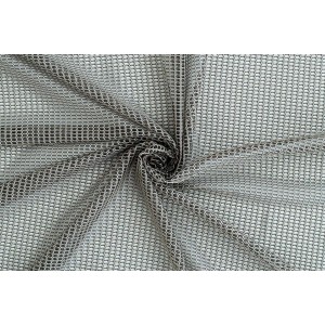 Detailaufnahme: Transparenter, beiger Fenstervorhang Neta mit gelochter Struktur und verdeckten Schlaufen.