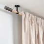 Gardinia Gardinenstange Denver, Ø 25 mm, 240 cm, braun, Holzoptik mit beigem Vorhang.
