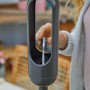 Gardena Fackel ClickUp!: Hand befüllt Docht mit Lampenöl. Gartendeko für stimmungsvolle Beleuchtung.