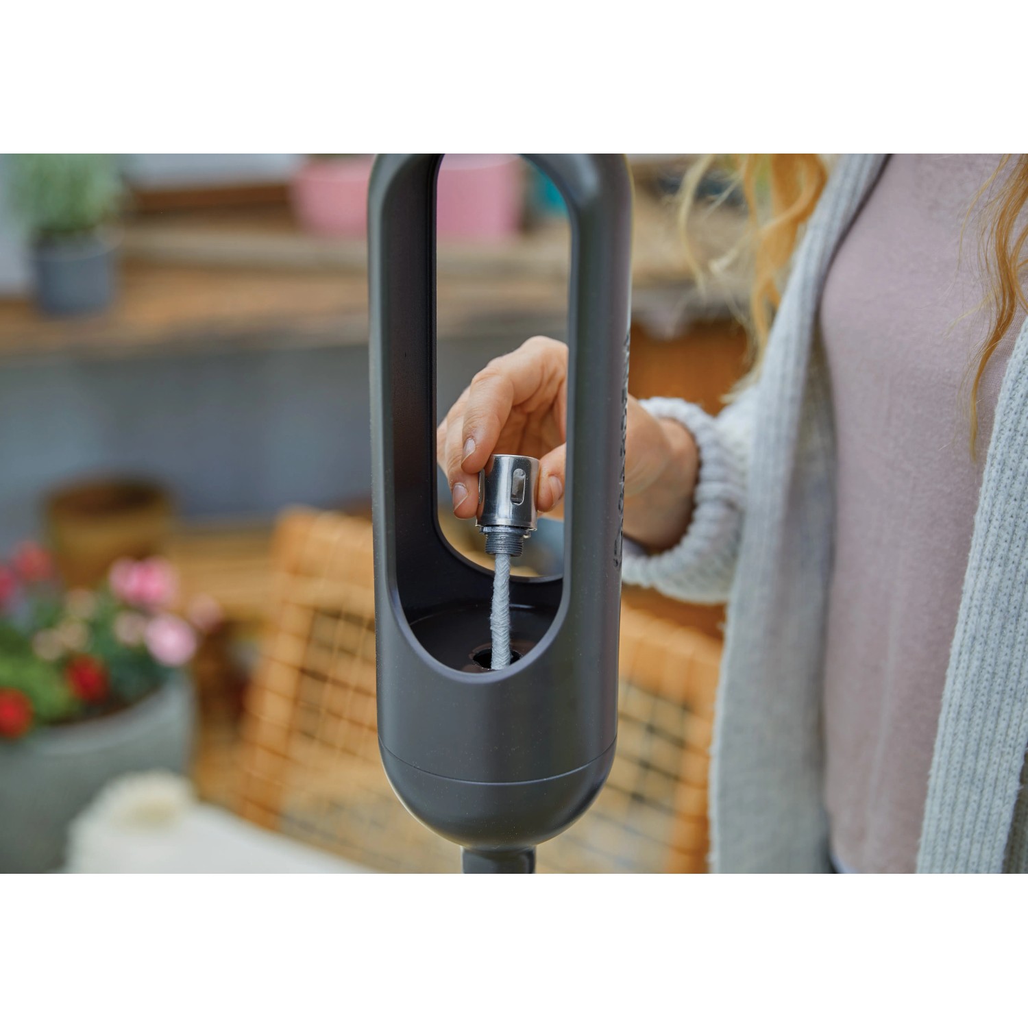 Gardena Fackel ClickUp!: Hand befüllt Docht mit Lampenöl. Gartendeko für stimmungsvolle Beleuchtung.