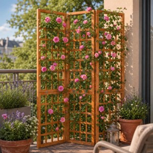 Hellbraunes Tannenholz Rankgitter mit drei Paneelen als Sichtschutz auf Balkon, bewachsen mit pinken Rosen.