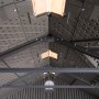 Innenansicht des Lifetime Gerätehauses Saturn 6,6 m²: Dachkonstruktion mit Oberlichtern.