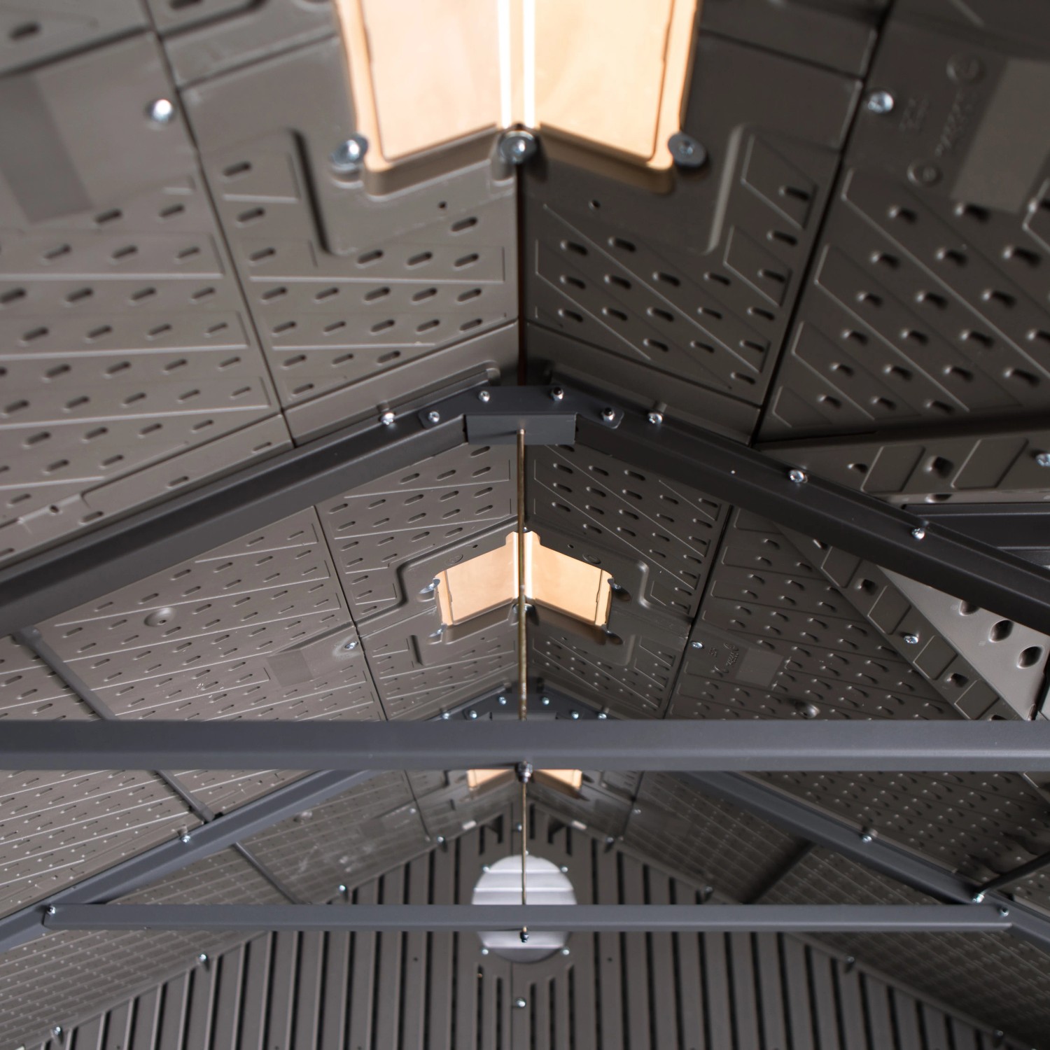 Innenansicht des Lifetime Gerätehauses Saturn 6,6 m²: Dachkonstruktion mit Oberlichtern.