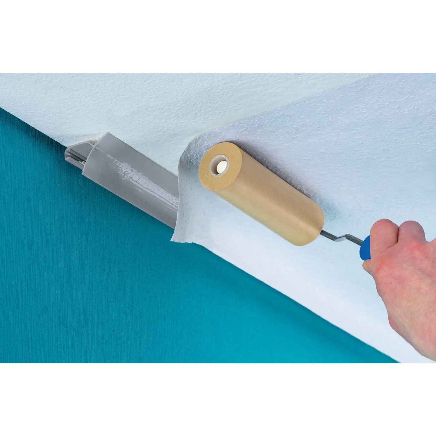 Graues Paulmann Corner Profil (2 m) mit Farbroller beim Tapezieren einer Decke.