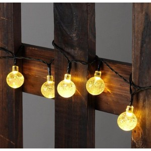 Salcar Solar LED Lichterkette mit 40 warmweißen Kristalllampen auf dunklem Holz. Ideal für Außen-Dekoration.
