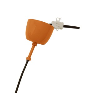 Orangefarbene PR Home Solo Pendelleuchte aus Metall mit schwarzem Kabel.