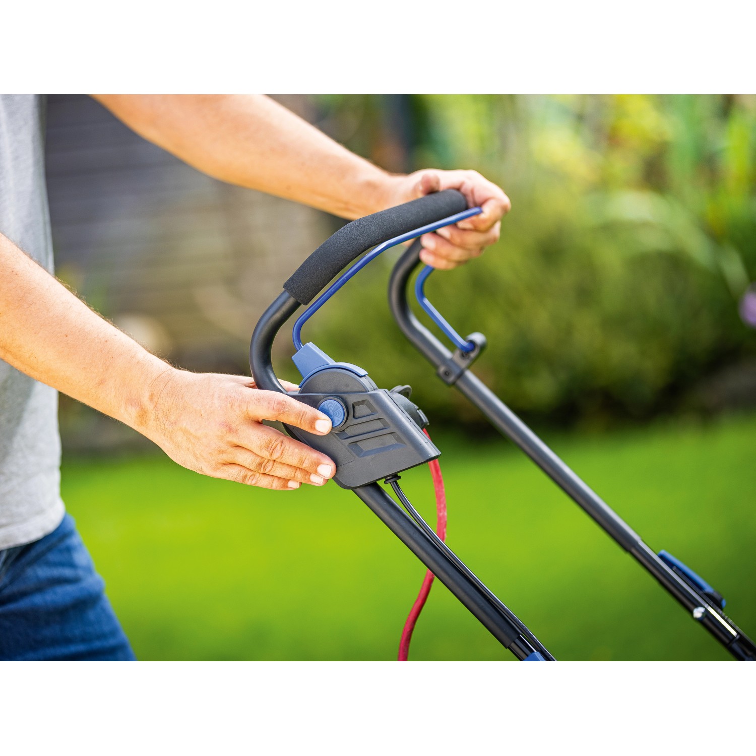 Detailaufnahme des Griffs vom LUX-TOOLS Elektro-Rasenmäher E-RM-1800/43.