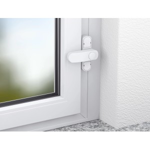 Weiße Basi Fenstersicherung FS 500 am Fensterrahmen montiert. Einbruchschutz für Fenster und Fenstertüren.