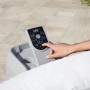 Nahaufnahme des Bedienfelds am Bestway Lay-Z-Spa Hollywood Whirlpool mit Hand, die eine Einstellung vornimmt.
