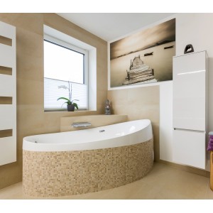 Badezimmer mit Fliesen in Beige und Mosaik, Badewanne, Fenster und Dekoration.