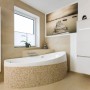 Badezimmer mit Fliesen in Beige und Mosaik, Badewanne, Fenster und Dekoration.