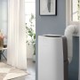 Weißes De'Longhi Klimagerät PAC-AP140i mit Abluftschlauch in modernem Wohnraum.