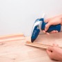 Steinel Akku-Heißklebepistole Neo 2 beim Verkleben von Holzleisten.