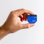 Hand hält blaues Shelly Relaismodul 1 Gen3 für Hausautomation.