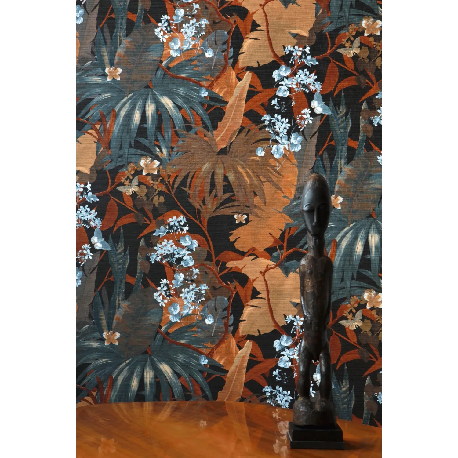 Vliestapete mit Dschungel-Motiv: Palmen, Blätter in Rot und Blau. Dekorative Tapete für Wohnräume.