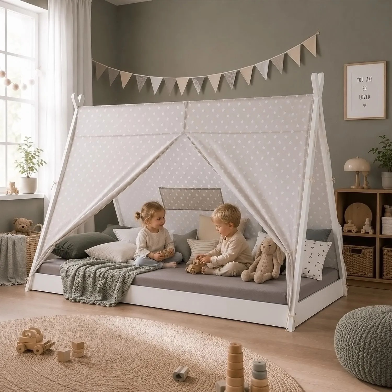 Weißes Homestyle4u Tipi Kinderbett 90x200 cm aus Kiefernholz mit Sternen-Zeltstoff. Zwei Kinder spielen auf der bodentiefen Liegefläche.