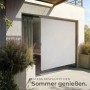 Hellgraue Tectake Senkrechtmarkise Eloise auf Terrasse, bietet Sonnenschutz und Sichtschutz. UV-beständig, wasserabweisend.
