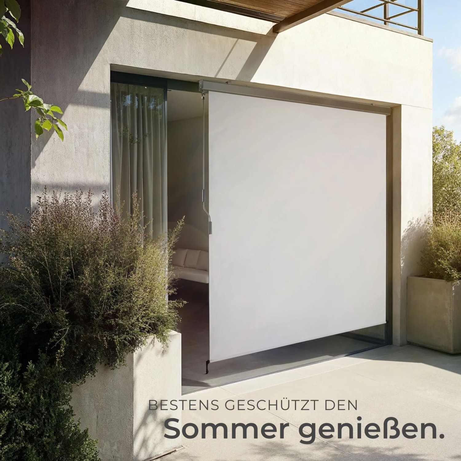 Hellgraue Tectake Senkrechtmarkise Eloise auf Terrasse, bietet Sonnenschutz und Sichtschutz. UV-beständig, wasserabweisend.