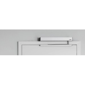 Doortronic Innentür-Antrieb montiert an einer weißen Tür, für barrierefreies Wohnen.