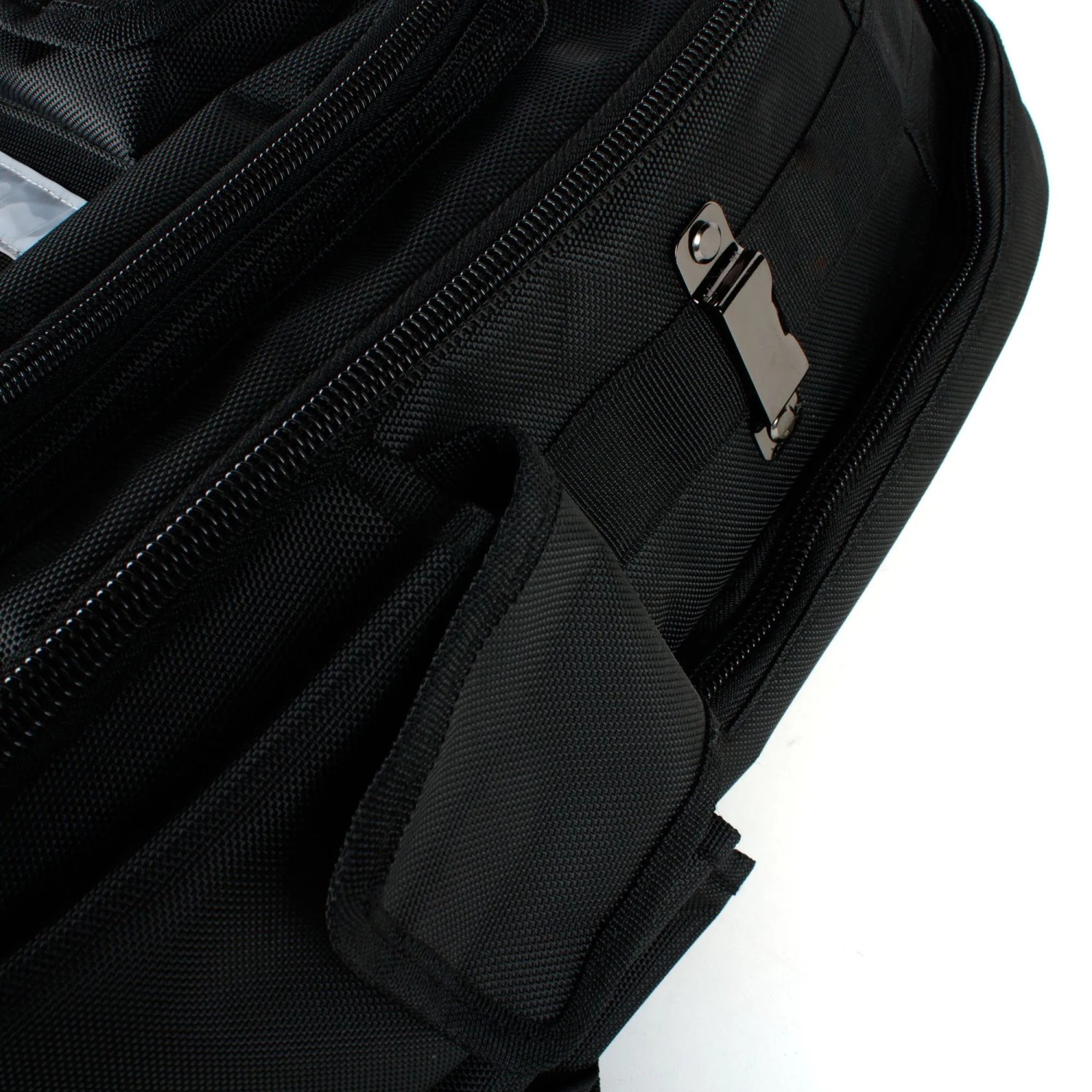 Detailaufnahme: Schwarzer Mephisto Werkzeugrucksack mit Tasche und Reißverschluss.
