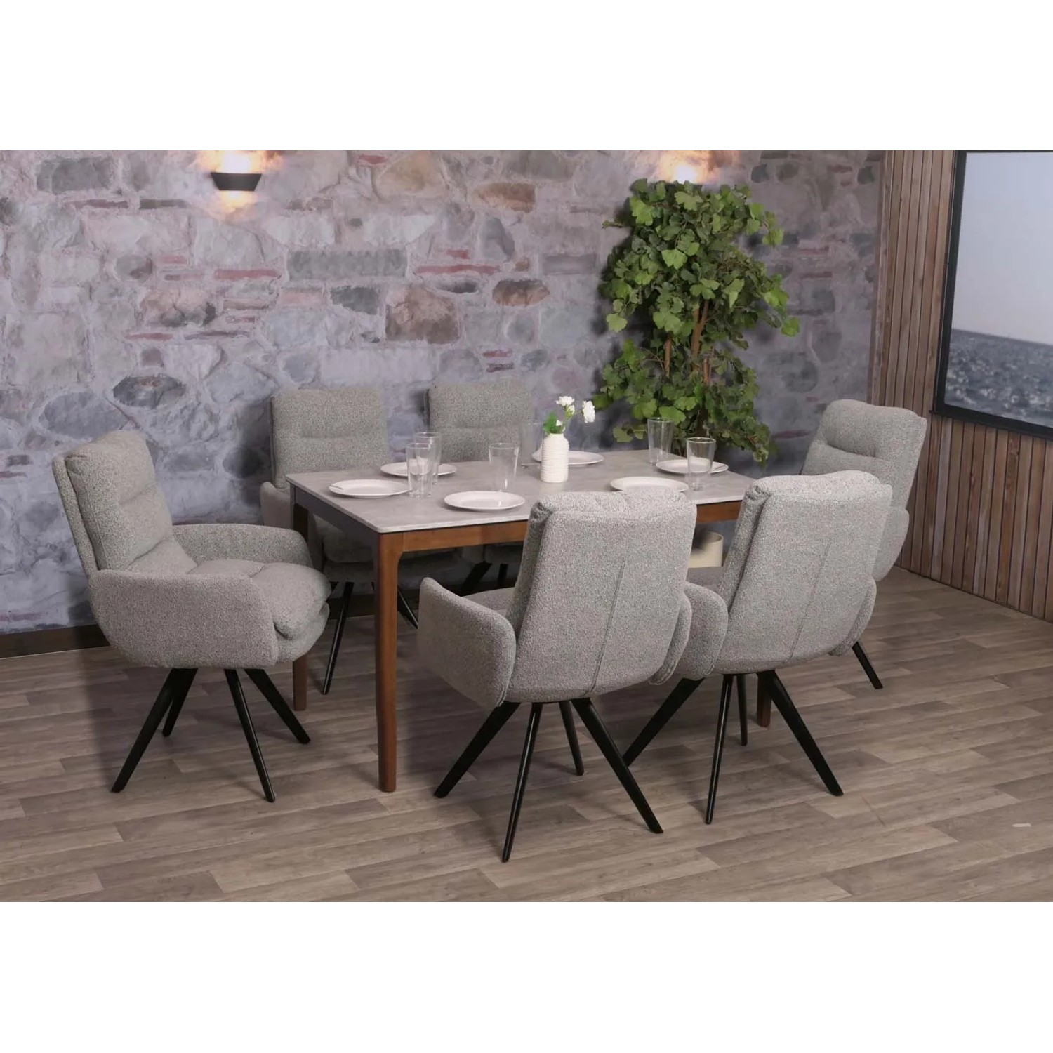 6er-Set: Hellgraue Esszimmerstühle mit Armlehne und Bouclé-Bezug am Esstisch.